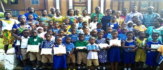 The participants with their prizes, parents and organisers of the programme
