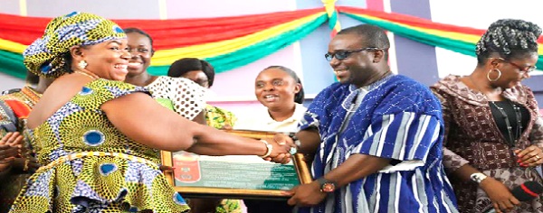 Solomon Osei Kankam (in smock), Kumasi Metro Chairman, Ghana National Association of Teachers, presenting a memento and a refrigerator to Cynthia Osei-Poku who was adjudged the Best headteacher in the Kumasi Metropolis. Picture: EMMANUEL BAAH