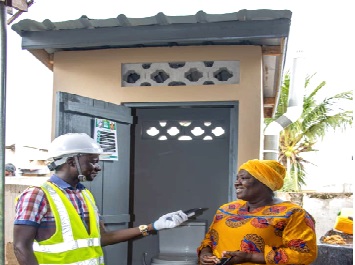 Eunice Owusua (right) sharing her experience using the biodigester with Timothy Ngnenbe