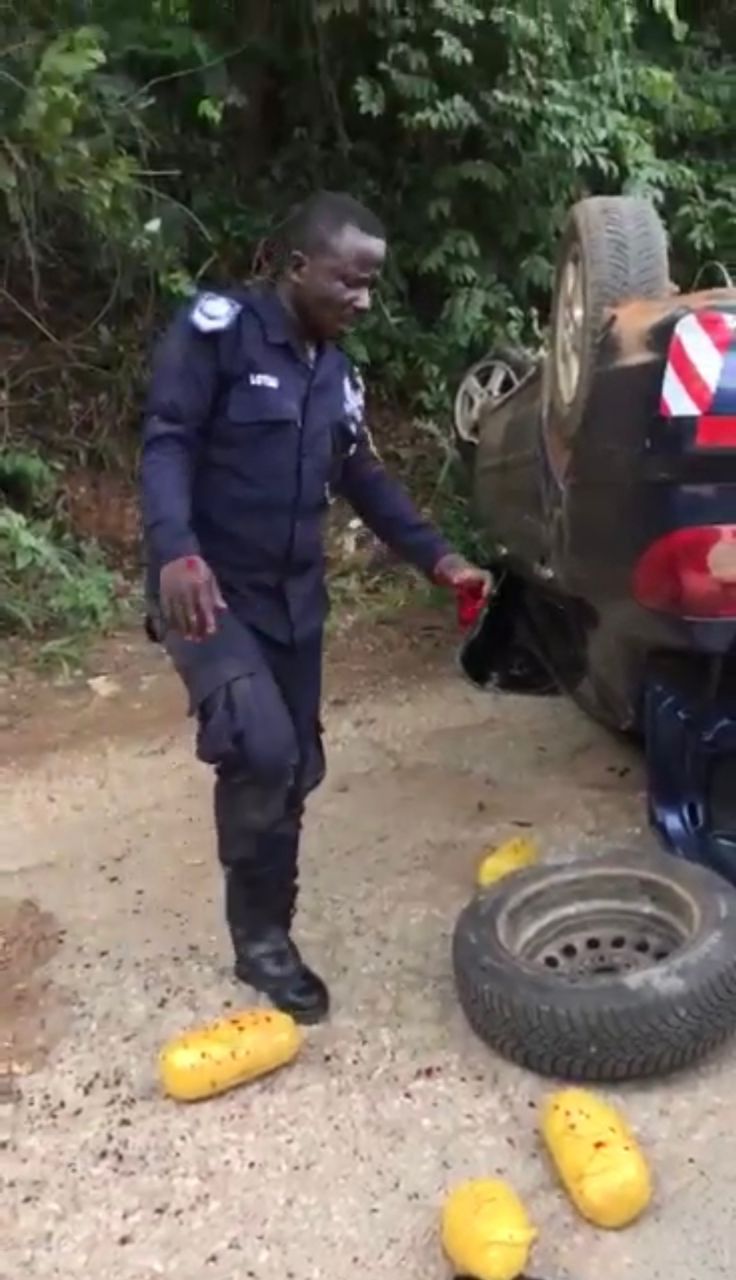 Policeman arrested for transporting dried leaves suspected to be Indian hemp