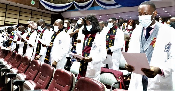 Newly qualified medical and dental practitioners taking an oath. Picture: GABRIEL AHIABOR