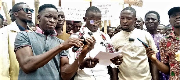 Seidu Damba Abdulai, spokesperson of the protesters, addressing the media