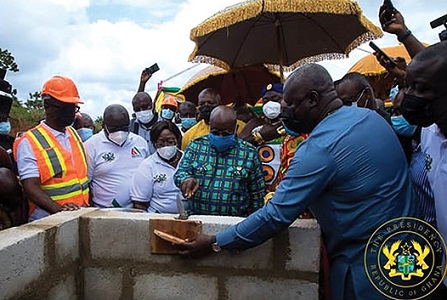 President Akufo-Addo commissioning the start of the Agenda 111 project in wonnisika a, yentwa block, a local cloth