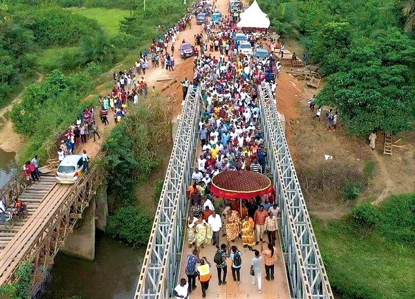 The new bridge (right), old bridge (left). The new bridge (right), old bridge (left).