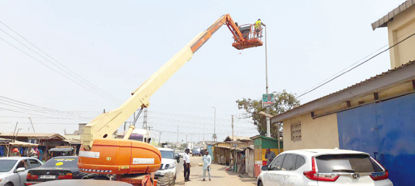 Engineers fixing a damaged streetlight in the metropolis