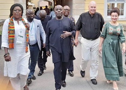 The Okyenhene, Osagyefuo Amoatia Ofori Panin (middle). With him are Cristina Buhler (right), wife of the founder of Akademie Schloss Kirchberg, and some officials
