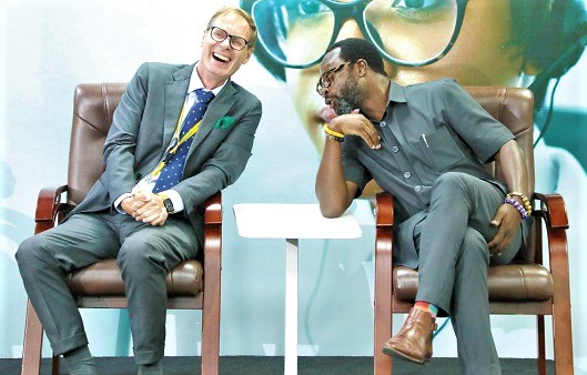 Selorm Adadevoh (right), MTN Ghana CEO, confers with Frédéric Schepens, CEO of GlobalConnect