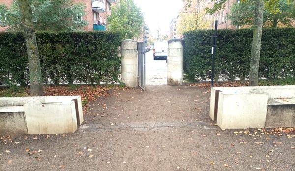 This gate at the entrance of the Enghave Park is adaptable to floods. It expands as water levels rise
