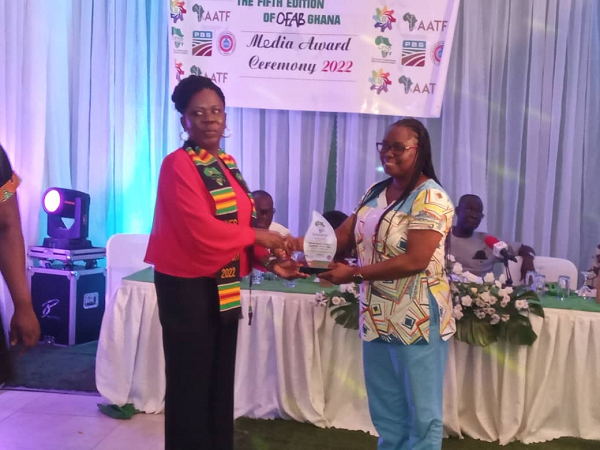 Madam Joyce Gyekye receiving her award from Mrs Phylilis Nketia, Principal Administrative Officer at the CSIR-Head Office
