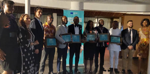 The six journalists who won prizes at the awards ceremony in a group photo with the officials from IOM, EU and the Ministry of Foreign Affairs The six journalists who won prizes at the awards ceremony in a group photo with the officials from IOM, EU and the Ministry of Foreign Affairs