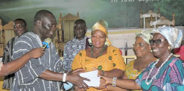 Nii Tetteh Adjabeng II (left), Adabraka Atokpai Mantse, presenting the winners’ prize to Naa Merley Menyansah (3rd from right) and Mrs Adoley Allotey (2nd from right) of the Grace Methodist Church, Lartebiokoshie