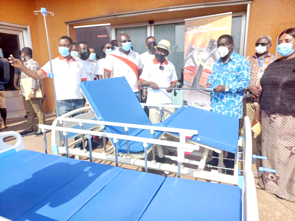  Kwame Osei-Prempeh presenting the beds to Dr Oheneba Owusu-Danso