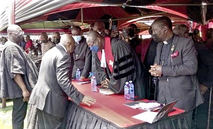 President Akufo-Addo (2nd from left) in a tête-à-tête with Rev Dr Abraham Nana Opare Kwakye,  Chairman of the Ga Presbytery of the Presbyterian Church of Ghana. Picture: BENJAMIN XORNAM GLOVER