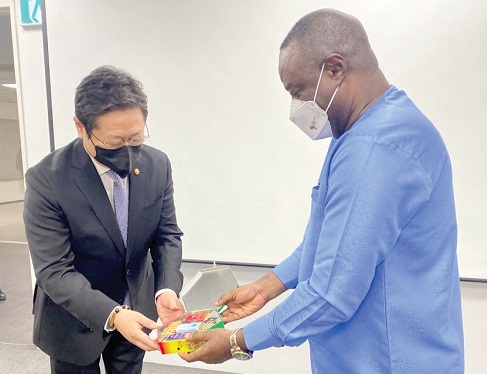  Dr Ibrahim Mohammed Awal (right), Minister of Tourism, Arts and Culture, presenting a gift to M. Hwang Hee, Minister for Culture, Sports and Tourism of South Korea