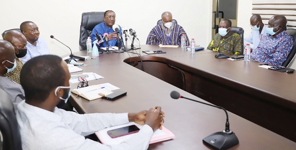 Dr Owusu Afriyie Akoto (head of table), Minister of Food and Agriculture, addressing the news conference in Accra. Picture: GABRIEL AHIABOR