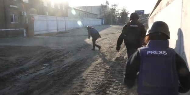 Ukraine war: Journalists shot at in ambush