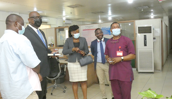 Kobby Asmah (right), Editor, Daily Graphic, explaining newsroom processes to Simon Madjie (2nd from left), Executive Secretary of the American Chamber of Commerce, Ghana. With them are Jane Okyere-Aduachie (middle), External and Project Manager of the American Chamber of Commerce, Ghana; Charles Okine (2nd from right), acting Editor, Graphic Business, and Samuel Ablordeppey (left), News Editor. Picture: ELVIS NII NOI DOWUONA