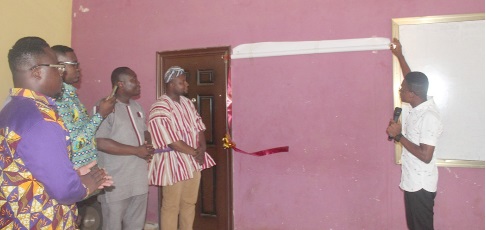 Peter Asante Addo (right), President of the Dormaa-Ahenkro Campus of the UENR Peer Counsellors, cutting the tape to launch the Silicon Class Digitrain at Dormaa- Ahenkro