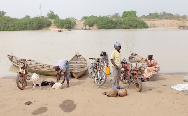 Some travellers preparing to board the canoes