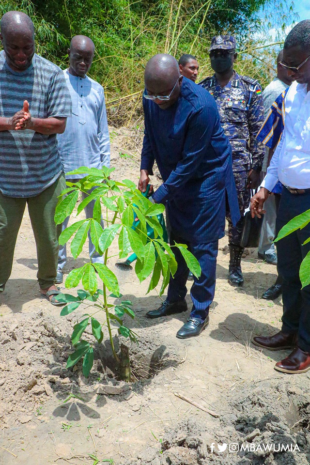 Vice President Dr. Mahamudu Bawumia cuts sod for the project