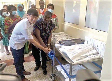 Jinho Kong (left) and Dr Owusu-Danso (right) unveiling the machine