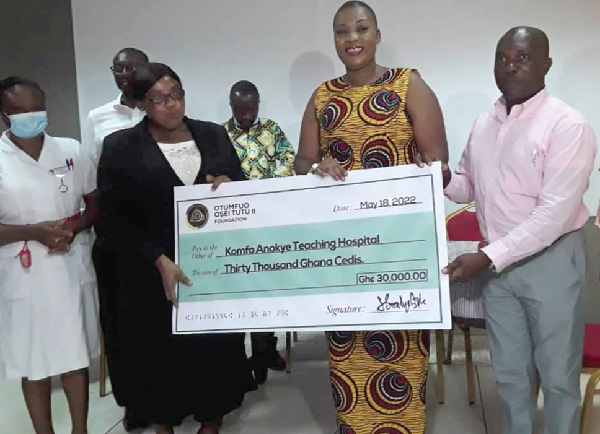  Georgina Efua Sam (2nd from left), Director of Nursing at KATH, receiving the cheque from Nana Afia Kobi Prempeh, Executive Director of the Otumfuo Foundation. On the right is Kwabena Owusu Ababio, a member of staff of the foundation
