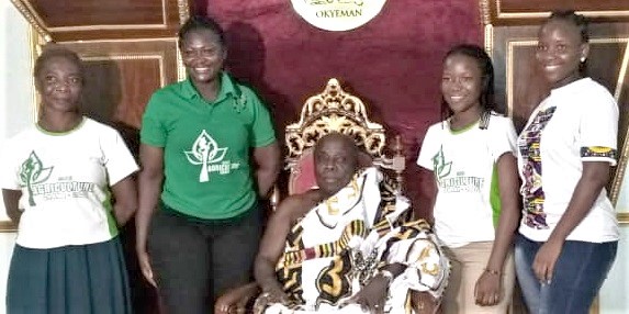 Okyenhene Osagyefuo Amoatia Ofori Panin (seated) with Ms Oheneba Akosua Kyerewaa (2nd from left), second runner up of the 2016 Ghana’s Most Beautiful pageant, and her team