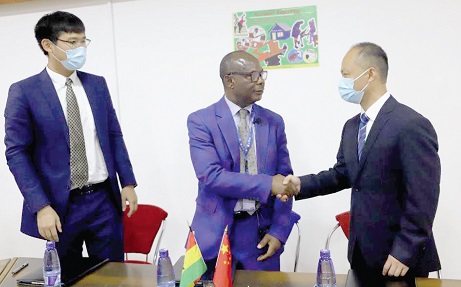 Prof. Osei Owusu-Achaw (middle), VC of KsTU, in a handshake with Ma Fangxing (right), Civil Engineer, Rizhao Polytechnic, after the signing of the MOU in Kumasi. Looking on is Xiao Shengtao, Country Representative, AVIC International