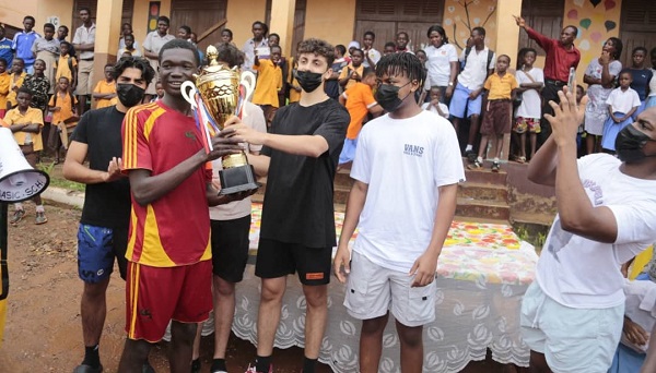 Winning trophy Kanada AMA captain receives trophy