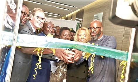Frédéric Schepens, GlobalConnect CEO, Ama Pomaa Boateng, Deputy Minister of Communications, Dr Mahamudu Bawumia, Vice-Presidents; Ralph Mupita, MTN GCEO and Presisdent; Grace Jeanet Mason, SA High Commissioner, cutting the ribbon