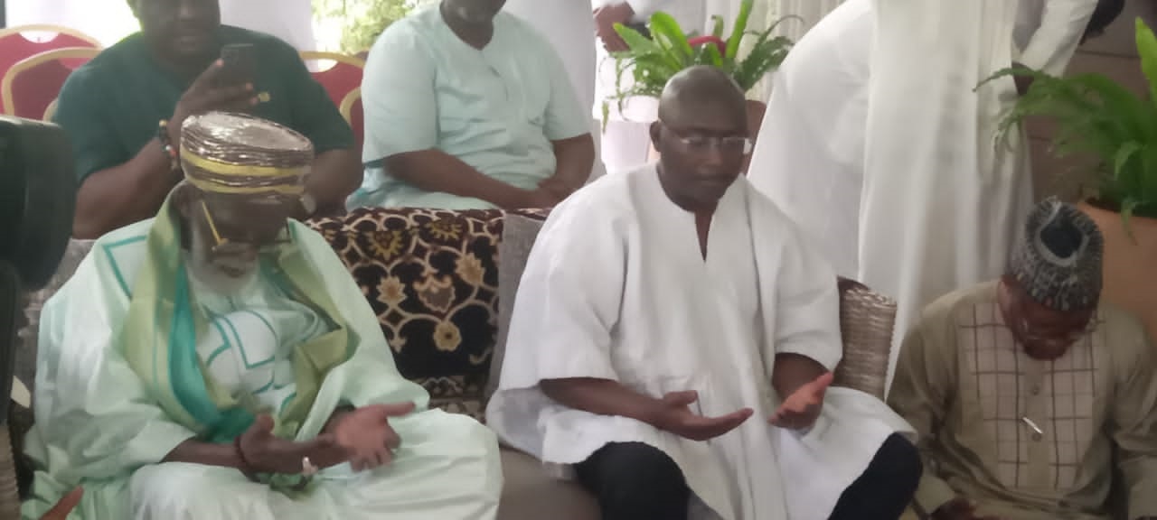 Prophet Nakoa Nazareth Ansah Jamson (back turned kneeling) in front of Sheikh Osman Nuhu Sharubutu (left), the National Chief Imam and Dr Mahamudu Bawumia, praying