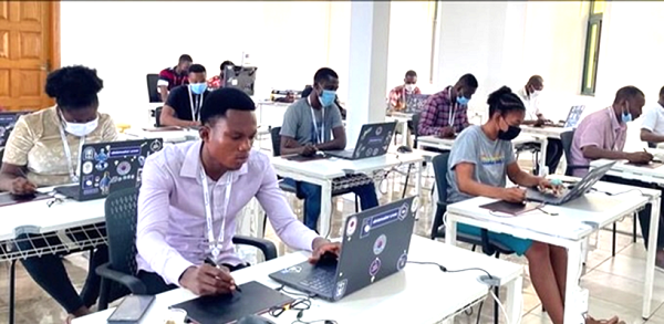  Enoch Lee (left), Chief Executive Officer of Datamaker, and some previous beneficiaries of Datamaker scholarship