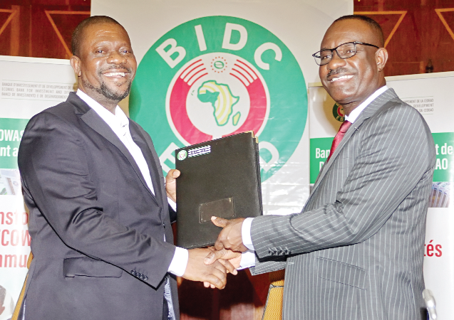  Dr George Agyekum Donkor (right), President and Chairman of the Board of Directors of EBID,  exchanging the agreement with Ebenezer Kofi Essienyi, the Chief Executive Officer of GRIDCo 
