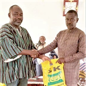 Dahima Naa presenting the items to Elyasu Yussif