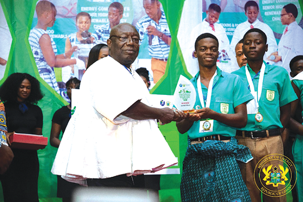 Kpedze SHS students receiving their plaque from Dr Kwaku Afriyie, the Minister for Environment, Science, Technology & Innovation, and MP for Sefwi Wiawso.  