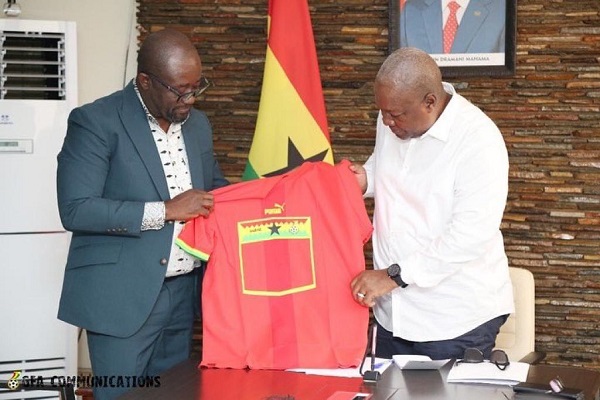 President Mahama recieving a replica jersey from Kurt Okraku, FA president