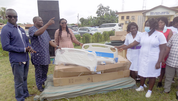 Alexander Akwasi Acquah (2nd from left), MP for Akyem Oda, presenting the medical equipment to Grace Danquah (2nd from right)