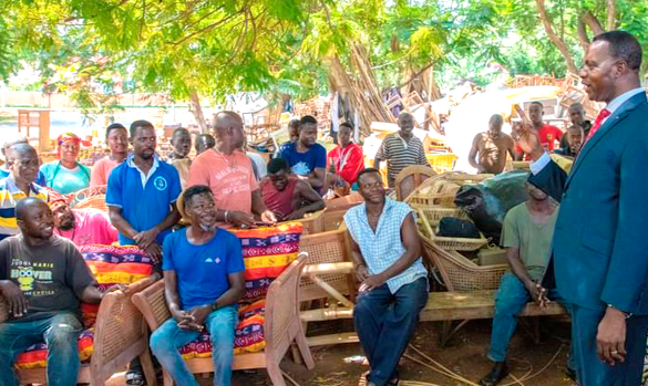 Dr Yaw Osei Adutwum (right), Minister of ­­Education, addressing the weavers
