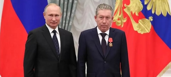 Ravil Maganov(right) was given a lifetime achievement award by President Vladimir Putin in 2019
