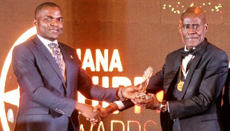John Haizel, Chief Accountant at Ibistek receiving the award from Daniel Appianin (left), Deputy Director General of the Ghana Maritime Authority