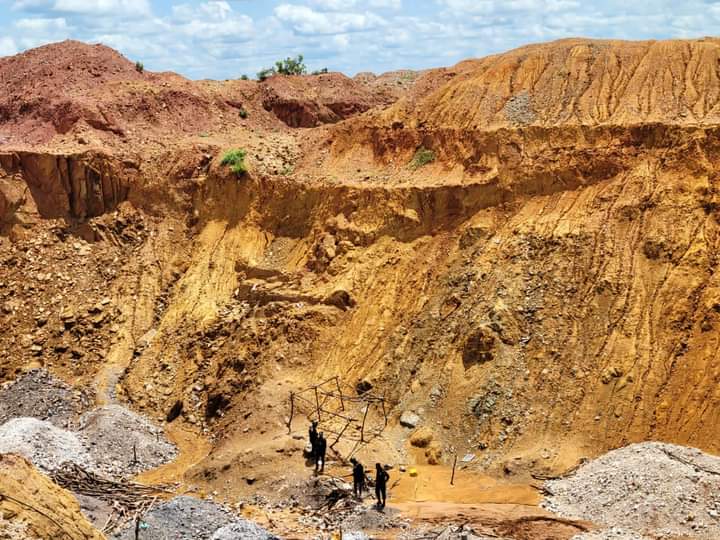 Galamsey pit collapses at Mamprugu/Moaduri; Five people killed