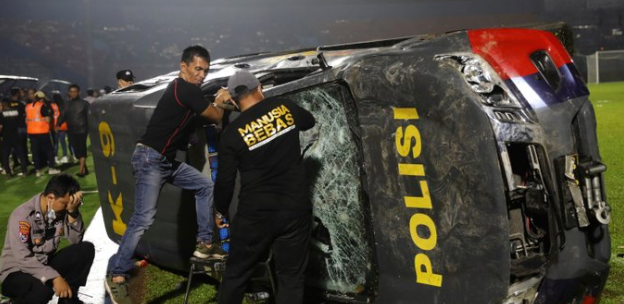 Indonesia: At least 174 dead in football stadium crush (VIDEO)