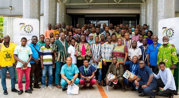 The alumni with the VC and her team after the engagement.