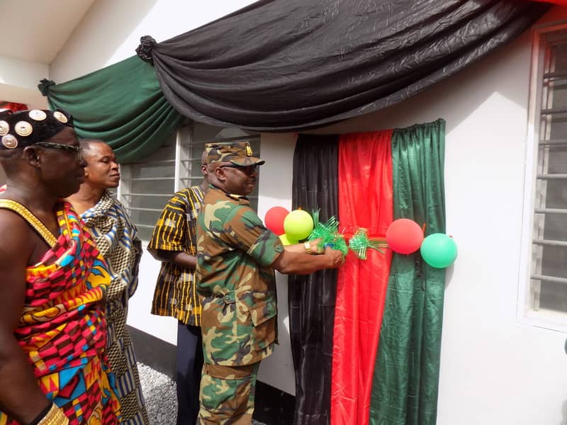 Vice Admiral Seth Amoama cutting the tape to inaugurate the residential apartments for military officers.