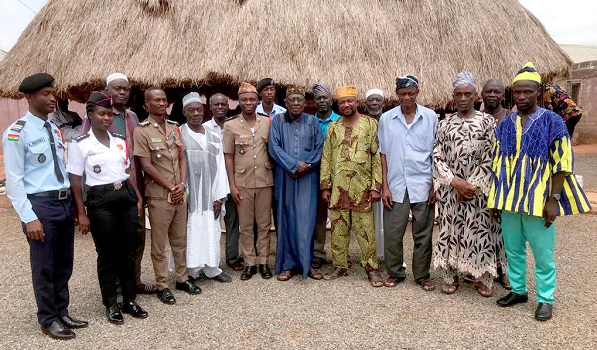 • Sariki Yussif Nana Fanyinama (5th from right), the Overlord of the Wangara Tribe in Ghana, with DO3 Dominic Twum Prempeh (middle), the new head of Kintampo North Municipal Fire Command, some elders of the Wangara tribe and staff of Fire Service