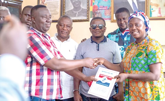 Kofi Obi-Dombie Ntiamoah (left), leader of the group, presenting the forms to Mercy Adu-Gyamfi (right), popularly known as Ama sey, former MP and aspirant