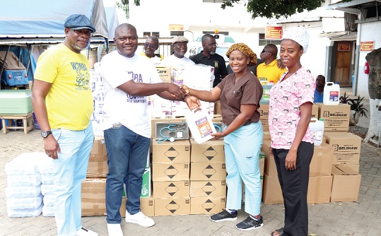 Kwame Odoi Danquah (2nd from left), President, Accra Academy 1992-Year Group, presenting the items to Linda Nyamekye (2nd from right), Senior Staff Midwife, Kaneshie Polyclinic. With them are Gifty Mensah (right), Staff Midwife, Kaneshie Polyclinic, and members of the Accra Academy 1992-Year Group. Picture: ELVIS NII NOI DOWUONA