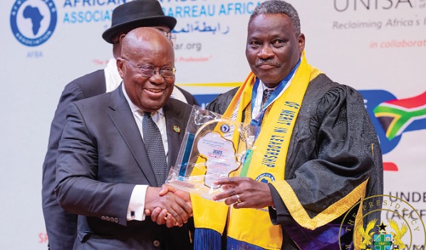 President Akufo-Addo (left), receiving the award from Hannibal Egbe Uwaifo, President of the association, at the 2023 Annual Conference of the African Bar Association