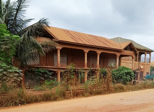 Above is a building that has lost its paintings and beauty due to the dust from the road Above is a building that has lost its paintings and beauty due to the dust from the road