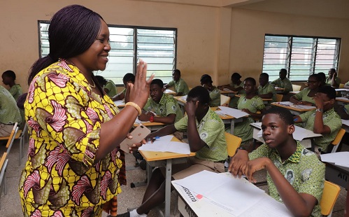 La Dadekotopon MP visits BECE centres, donates maths set to candidates 